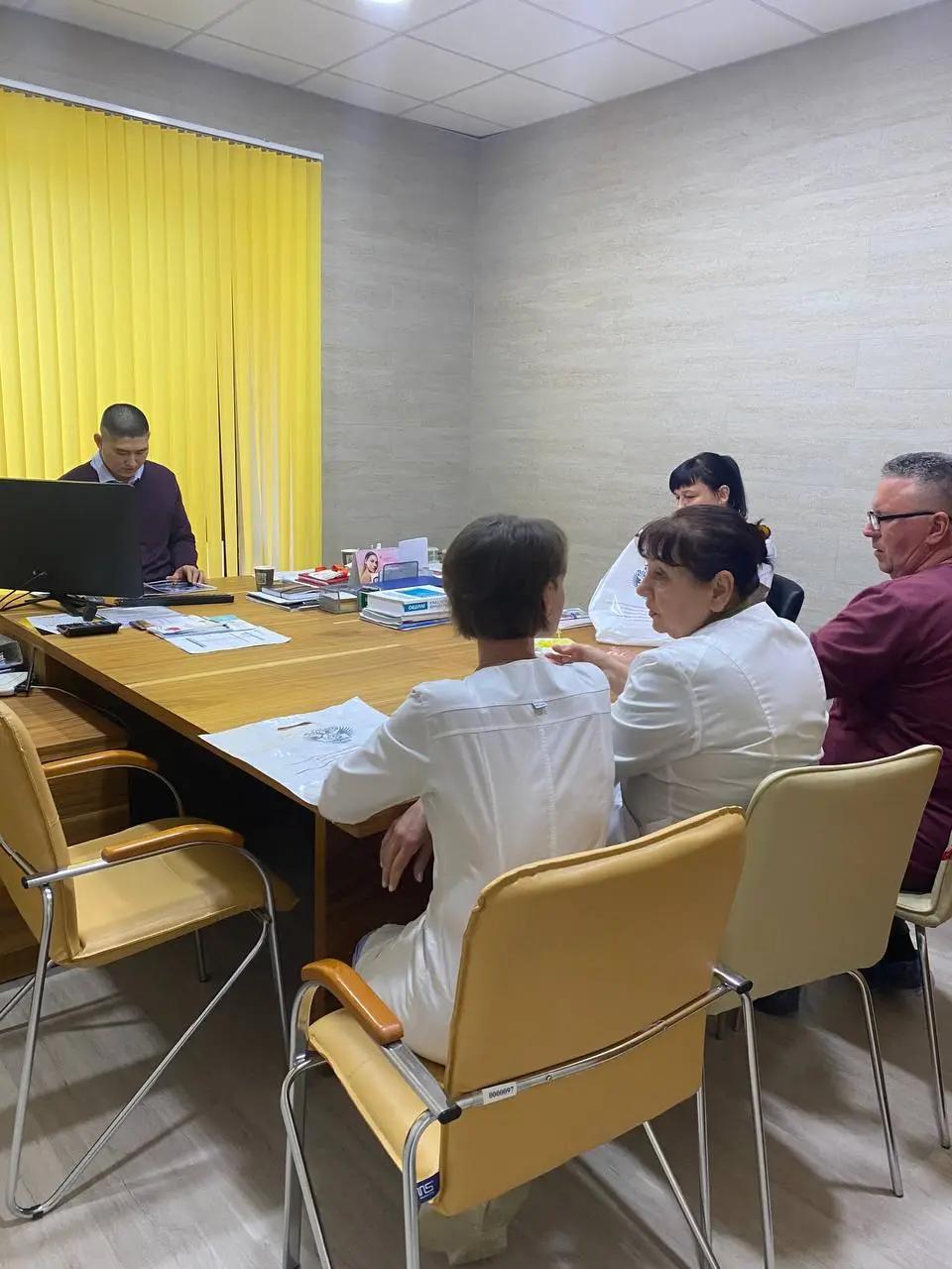 Ким Глеб Ирламович сидит за длинным столом со своими коллегами из Волгоградской области