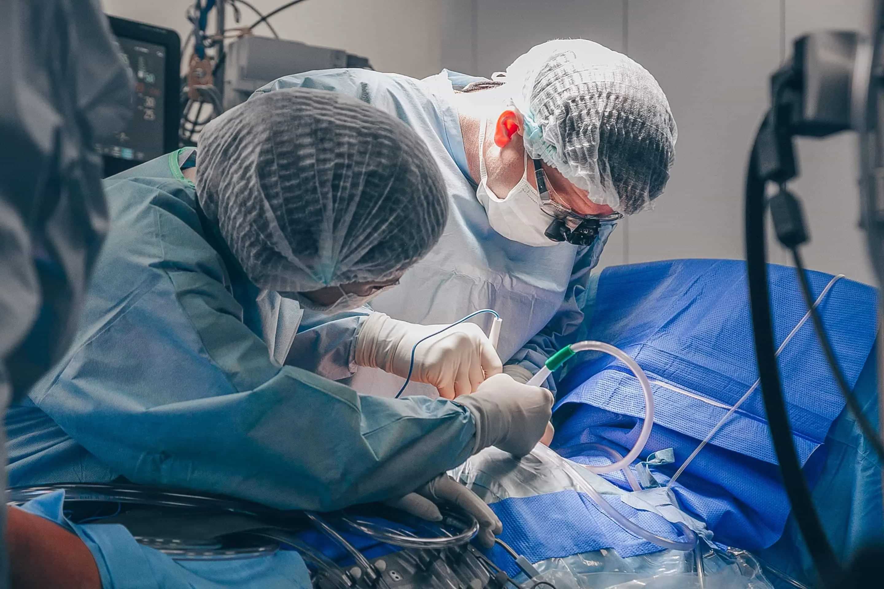 Врачи Центра кардиохирургии и интервенционной кардиологии проводят операцию